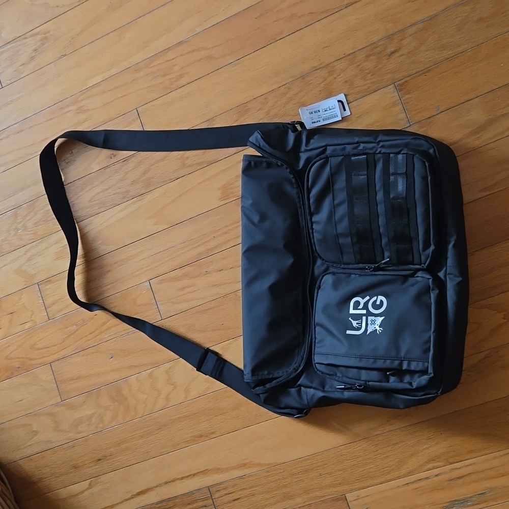 NWT Men's LRG Men's Man Purse/ over the shoulder bag. Measurements in Details